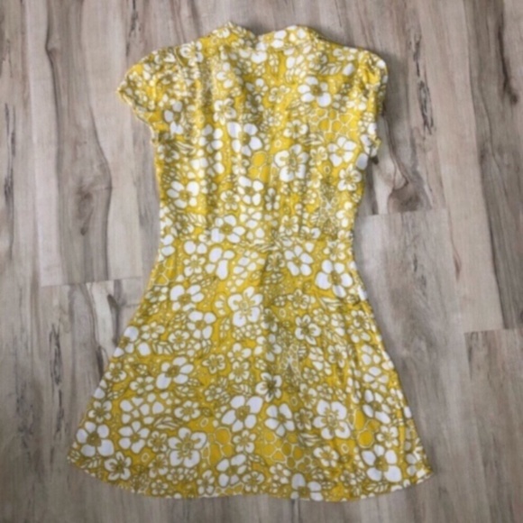Sunday Best Yellow V-Neck Button Up Sundress - Picture 4 of 10